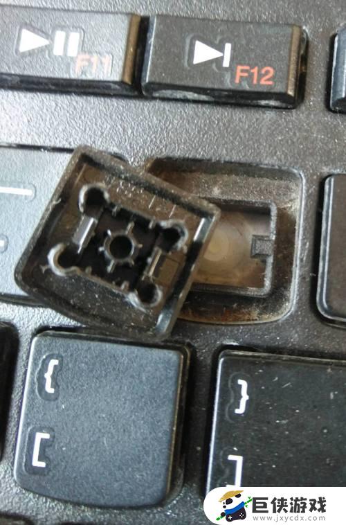 笔记本键盘卡住一个键怎么办